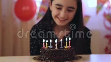 小女孩在生日蛋糕上吹蜡烛